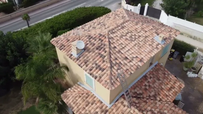 Démoussage de toiture à Sanary-sur-Mer